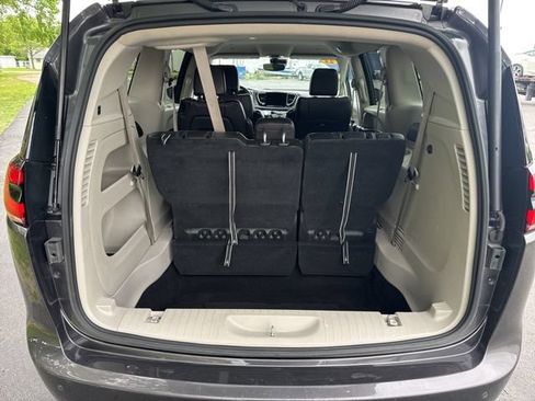 Used 2023 Chrysler Pacifica Touring-L FWD image 11