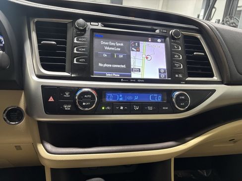 Used 2019 Toyota Highlander XLE image 4