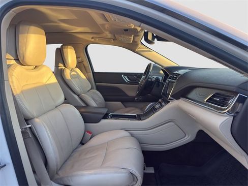 Used 2017 Lincoln Continental Reserve w/ Luxury Package image 17