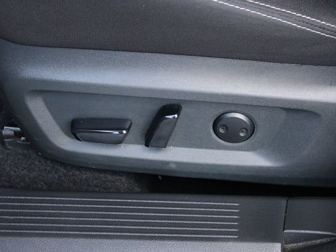 Used 2025 Nissan Rogue SV AWD/4WD image 12