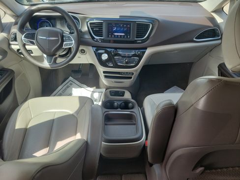 Used 2021 Chrysler Voyager Lxi image 8