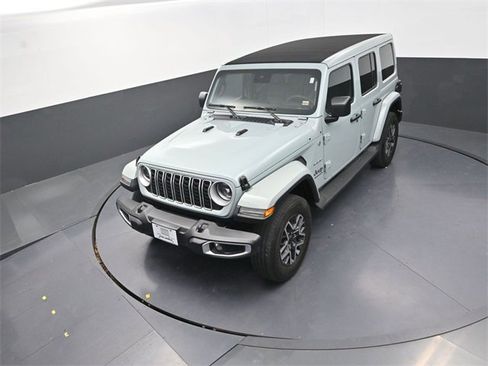 Used 2024 Jeep Wrangler Sahara image 11