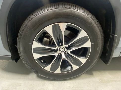Used 2020 Toyota Highlander XLE AWD/4WD image 5