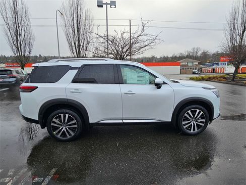 New 2025 Nissan Pathfinder Platinum image 4