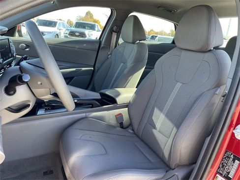 Used 2025 Hyundai Elantra SE image 22