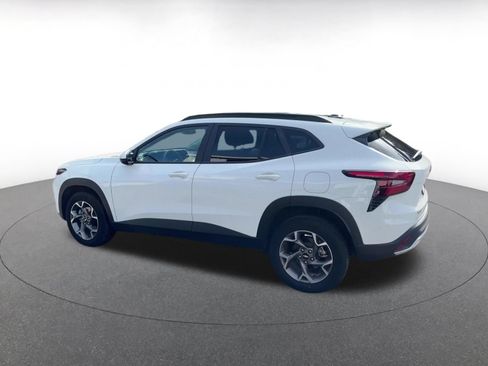 Used 2025 Chevrolet Trax LT FWD image 9