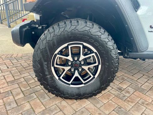 Used 2025 Jeep Wrangler Unlimited Rubicon w/ Convenience Group AWD/4WD image 10