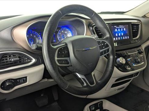 Used 2020 Chrysler Voyager Lxi image 24