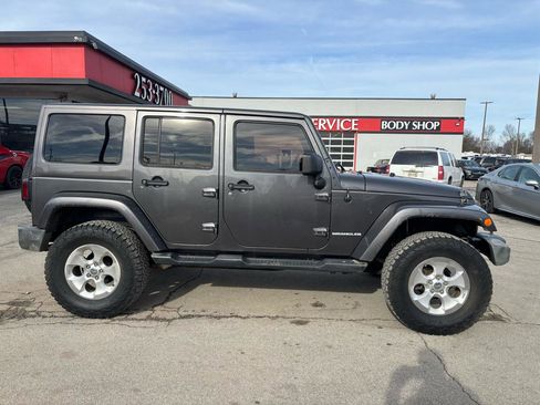 Used 2014 Jeep Wrangler Unlimited Sahara w/ Dual Top Group AWD/4WD image 2