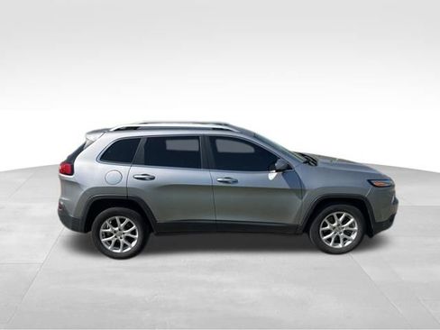 Used 2018 Jeep Cherokee Latitude Plus image 2