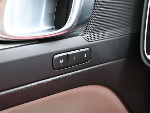 Used 2023 Volvo XC40 B5 Plus image 28