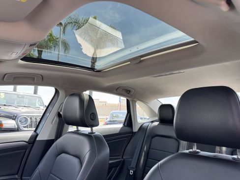 Certified 2023 Volkswagen Jetta SE w/ Panoramic Sunroof Package FWD image 32