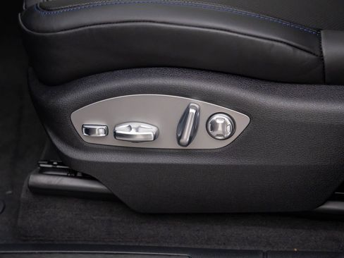 Certified 2025 Porsche Macan Turbo image 15