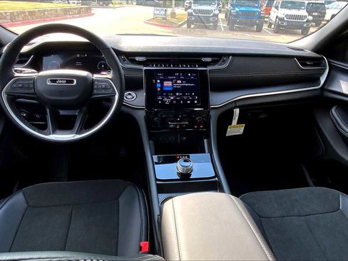 New 2025 Jeep Grand Cherokee Altitude image 5