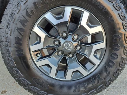 Used 2022 Toyota Tacoma TRD Off-Road image 24