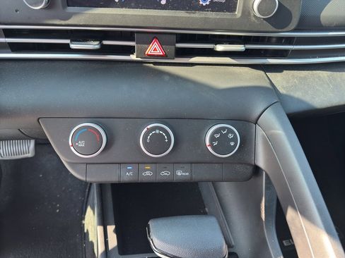 Certified 2024 Hyundai Elantra SE image 11