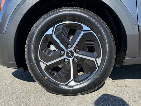 Used 2024 Kia Niro EX FWD image 9