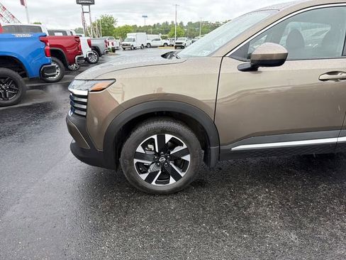 Used 2025 Nissan Kicks SV AWD/4WD image 9