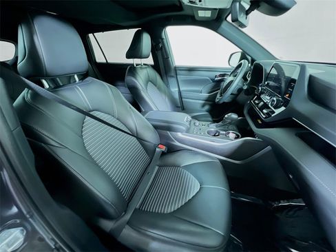 Certified 2024 Toyota Highlander XSE image 25