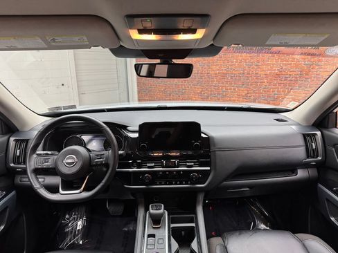 Used 2025 Nissan Pathfinder SL AWD/4WD image 12