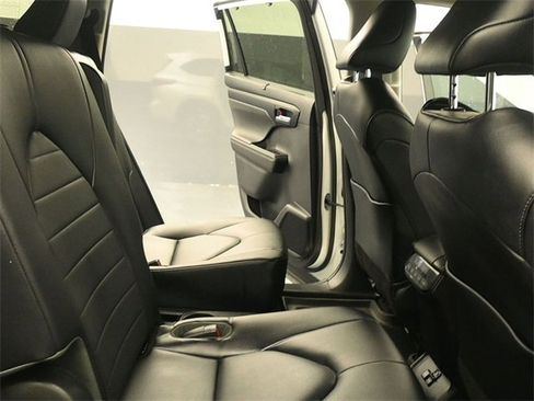 Used 2023 Toyota Highlander L image 17