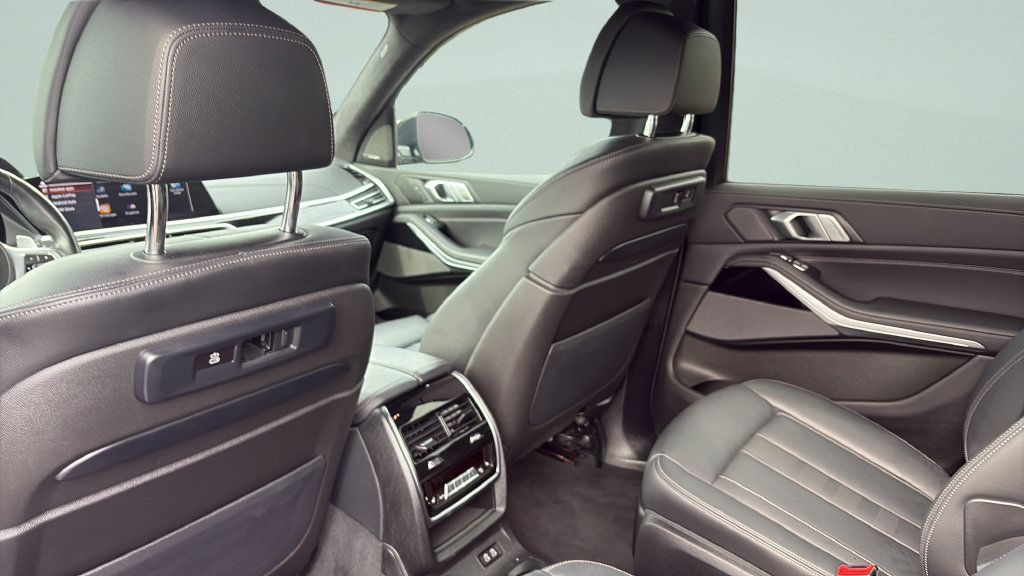Used 2020 BMW X7 M50i w/ Dynamic Handling Package AWD/4WD image 18