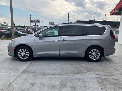 Used 2019 Chrysler Pacifica Touring-L FWD image 3