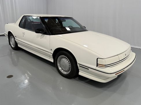 Used 1990 Oldsmobile Toronado Trofeo image 3
