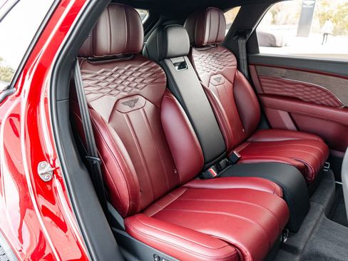 Used 2024 Bentley Bentayga Extended Wheelbase image 40