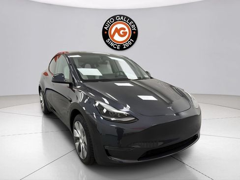 Used 2024 Tesla Model Y Long Range AWD/4WD image 1