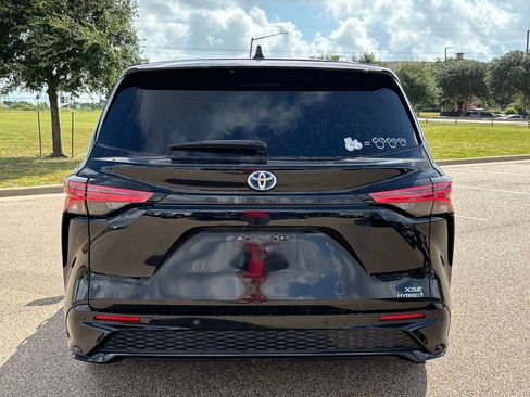 Used 2021 Toyota Sienna XSE FWD image 5