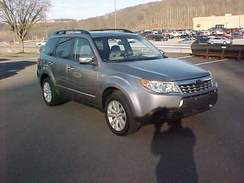 Used 2011 Subaru Forester 2.5X Premium w/ All-Weather Pkg AWD/4WD image 2