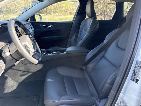 Used 2025 Volvo XC60 B5 Plus image 16