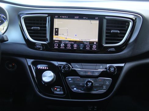 Used 2020 Chrysler Pacifica Touring-L w/ S Appearance Package FWD image 14