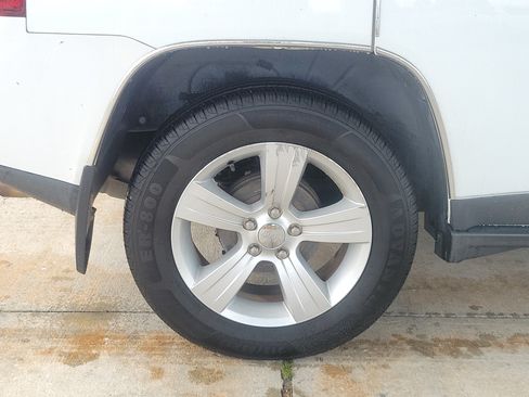 Used 2014 Jeep Compass Latitude w/ Sun/Sound Group FWD image 5