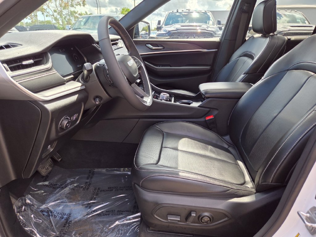 Used 2025 Jeep Grand Cherokee Limited w/ Luxury Tech Group II AWD/4WD image 28