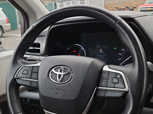 Used 2021 Toyota Sienna XLE image 19