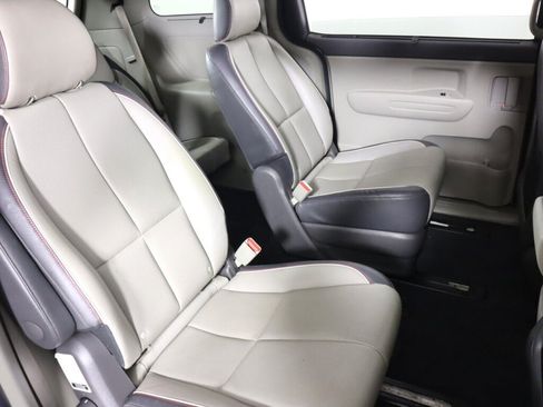 Used 2017 Kia Sedona LX w/ LX Essentials Premium Package FWD image 40