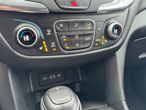 Used 2021 Chevrolet Equinox LT image 18