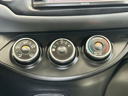 Used 2015 Toyota Yaris L image 10