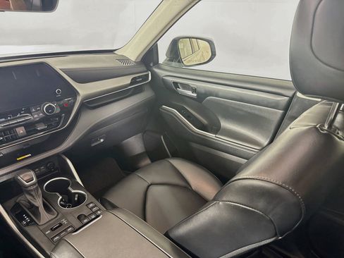 Used 2023 Toyota Highlander XLE AWD/4WD image 25