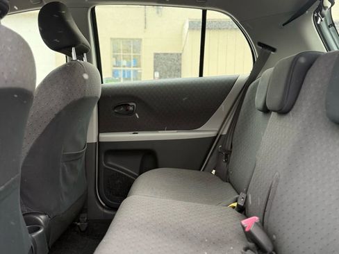 Used 2010 Toyota Yaris 4-Door Hatchback image 22
