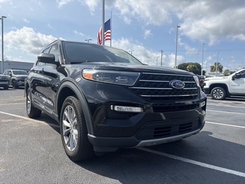 Used 2023 Ford Explorer XLT w/ Equipment Group 202A AWD/4WD image 2
