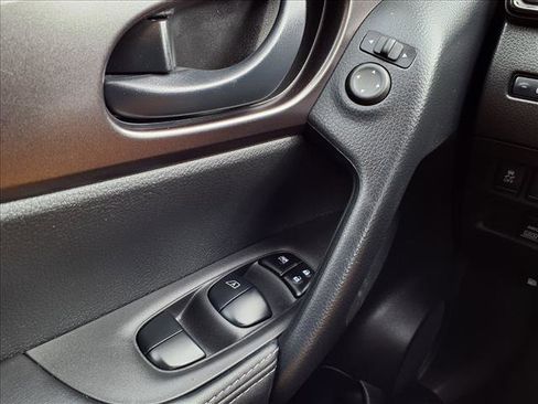 Used 2021 Nissan Rogue Sport S image 23