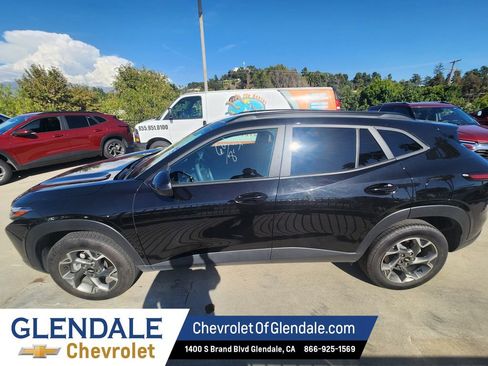 Used 2025 Chevrolet Trax LT FWD image 3