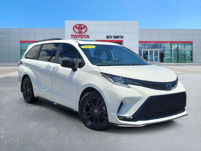 Certified 2025 Toyota Sienna XSE FWD image 1