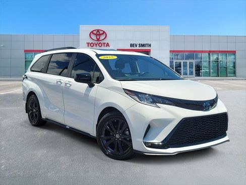 Certified 2025 Toyota Sienna XSE FWD image 1