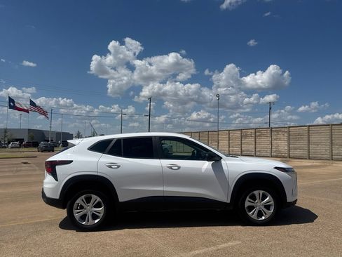 Used 2025 Chevrolet Trax LS FWD image 25