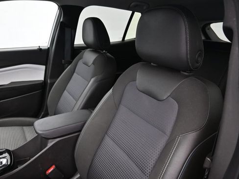 Used 2025 Chevrolet Trax LT FWD image 10