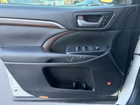 Used 2015 Toyota Highlander Limited image 13